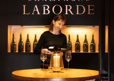 25-Delphine dans la vinothèque